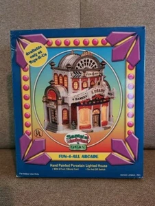 Lemax Arcade Santa's Wonderland Fun-4-All Arcade Toys R Us Exclusive - Picture 1 of 7