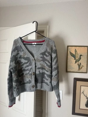 Cárdigan para mujer Sundry camuflado con ribete rojo talla mediana Foto 1 de 3