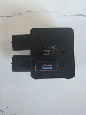 Зарядная станция боковая док-станция Insignia для Xbox One X - черная - с 2 аккумуляторами - Изображение 1 из 4