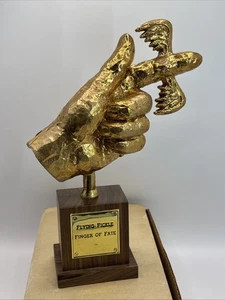 VTG ROWAN & MARTIN'S LAUGH-IN FLYING FICKLE FINGER OF FATE AWARD 1969 - Picture 1 of 13
