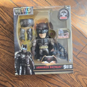 Jada Metals ~ 2015 ~ Armored Batman ~ Light Up Eyes ~ 6" Batman V Superman NEU - Bild 1 von 5