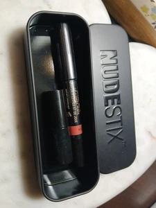 Matita labbra + guance Nudestix in bacio sigillata nuova con latta + temperamatite - Foto 1 di 1