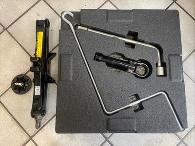 05-10 SCION TC Kit de herramientas de repuesto de emergencia para neumáticos Gancho de remolque Llave Gato OEM Foto 1 de 4