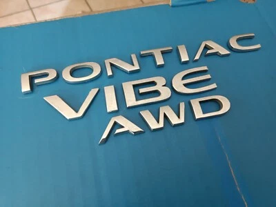 ХРОМИРОВАННАЯ ЭМБЛЕМА PONTIAC VIBE ПОДЪЕМНЫЕ ВОРОТА ЗАДНИЕ ВОРОТА VIBE 2009-2010 ОТ ОРИГИНАЛЬНОГО ПРОИЗВОДИТЕЛЯ Б/У  - Изображение 1 из 3