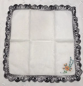 Fazzoletto vintage ricamato, bordo all'uncinetto nero e grigio, 13' x 13" - Foto 1 di 11