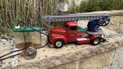 Ancien camion de pompier échelle  jouet en tôle de marque SCHUCO - Photo 1/4