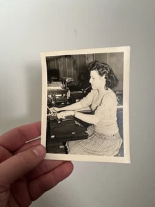 Fotografia vintage donna fuma pipa segretaria macchina da scrivere bianco e nero foto lavoro - Foto 1 di 2