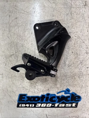 Suzuki Hayabusa 2008-2021 conjunto de clavija y soporte trasero derecho pasajero 43600-15H20 Foto 1 de 4