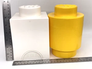 Lego Stein Aufbewahrung 2 Behälter 1 Knopf stapelbar weiß quadratisch gelb runder Kopf - Bild 1 von 18