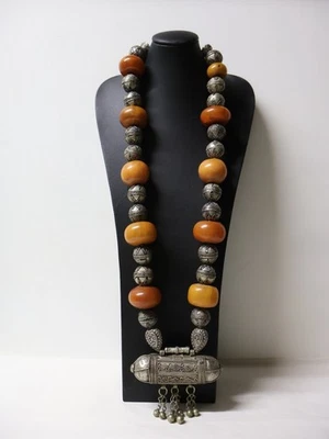 Ancien grand Collier perles argent ambre Berbères Maghreb amulette Coran XIX-XXe - Photo 1/4