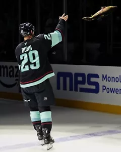 Foto de hockey de Vince Dunn lanzando el salmón Seattle Kraken 8x10 NHL - Imagen 1 de 1