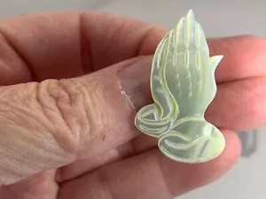 Christmas Praying Hands Hand Carved Vintage Mother of Pearl Brooch Pin V-8872 - Picture 1 of 3