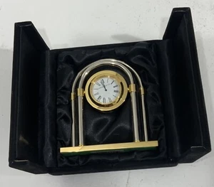 Messing HOWARD MILLER Tischuhr Doppelbögen Modell 645-325 BRANDNEU - Bild 1 von 6