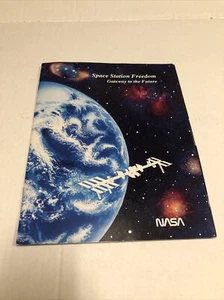 Folleto Concept Freedom de la Estación Espacial de la NASA de colección 1988 y manual de medios de 1992 - Imagen 1 de 10