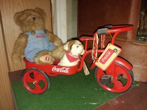 Mono vaquero Boyd's Bears Coca Cola rojo triciclo vagón Craig Bear and Dog Coca Cola - Imagen 1 de 9