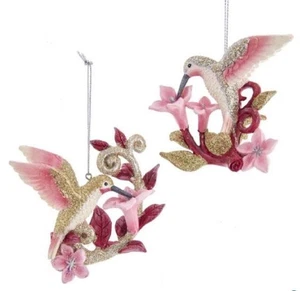 Juego de 2 colibríes plateados brillantes dorados y rosas sobre flores de inspiración retro - Imagen 1 de 1