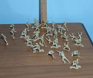 Vintage Lot von hellbraunen klassischen kleinen Plastik Armee Männer Soldaten Figuren - Bild 1 von 24