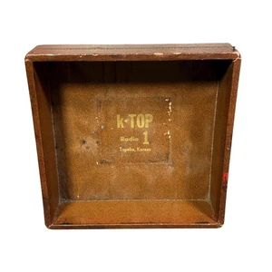 Vintage KTOP Radio 1 Topeka KS Kunstleder Werbung Schreibtisch Kommode Caddy - Bild 1 von 6