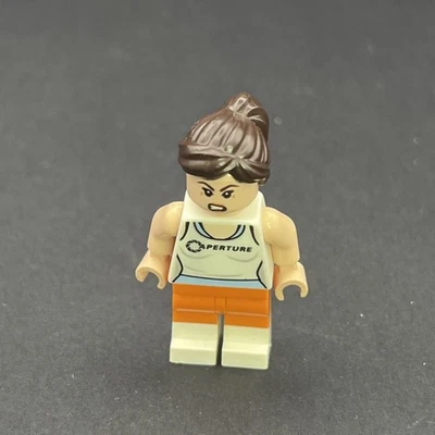 LEGO minifigura del personaje Chell del Portal serie de videojuegos Foto 1 de 4