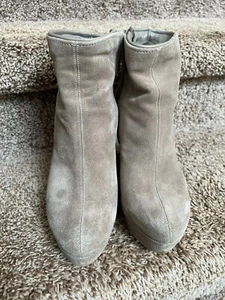 Gucci Women's Nude Suede 'GG' Logo Wedge Ankle Zip-Up Booties. Size 6-6.5.  - Picture 1 of 13