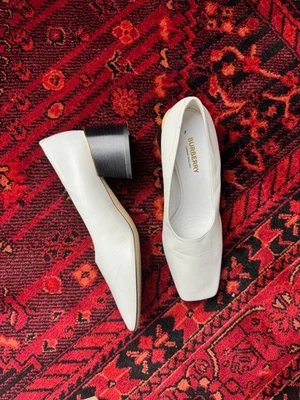 Zapatos de salón Burberry punta cuadrada gatito blanco profesional talla 7 Foto 1 de 4