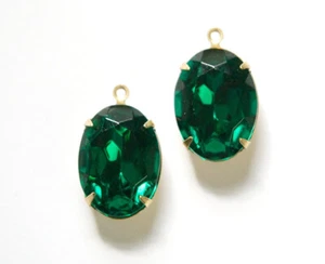 Vintage Faceted Emerald Green Stones 1 Loop Brass Setting 18x13mm ovl003SS - Picture 1 of 1