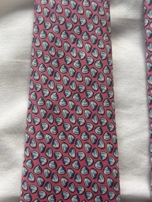 Vinyard Vines мужской галстук 100% шелк (3,5 «x 66») геометрический розовый с раковинами - Изображение 1 из 3