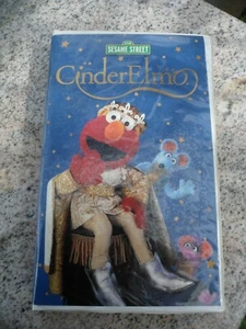 Sesame Street - CinderElmo (VHS Video Tape, 2000) Clam Shell Jim Henson - Foto 1 di 5