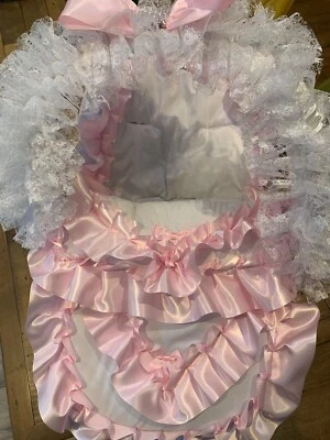 Белое/розовое универсальное детское автокресло с удобными пальцами ног/наушниками для ног с рюшами персонализированное - Изображение 1 из 4