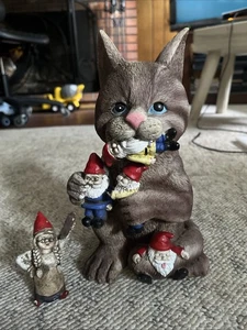 Schelmische Katze hält Wichtel 9 Zoll Harz bemalt Gartendeko  - Bild 1 von 1