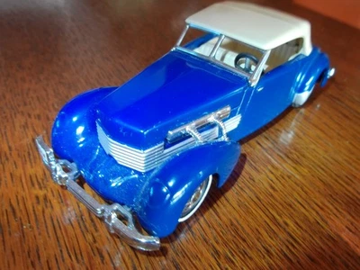 Modellauto Cord 812 Sedan, 1937, dunkelblau, 1:43, Matchbox - Bild 1 von 4