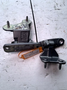 MERCEDES C220 DOOR HINGES BRACKETS NEARSIDE REAR W204 2.1D (2007-2014) A047058 - Picture 1 of 11