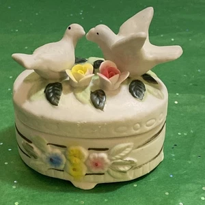 Trinket Dish Porcelain Bowl w Lid Beautiful Doves & Roses Made In Taiwan Vintage - Picture 1 of 7