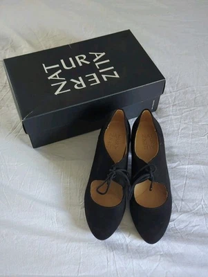 Bomba de tacón Naturalizer Makenzie negra imitación gamuza lazo bloque para mujer 6,5 bruja nueva en caja Foto 1 de 4