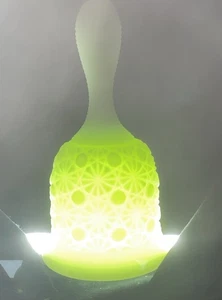 Vintage Fenton limettengrün Satin Pudding Gänseblümchen & Knopf 6" Glocke ~ leuchtet  - Bild 1 von 5