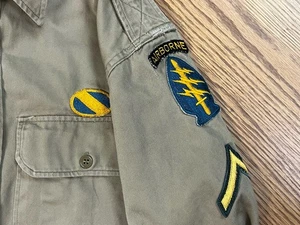 Camisa caqui de las Fuerzas Especiales de Estados Unidos pre Vietnam con parche y salto ovalado - Imagen 1 de 11