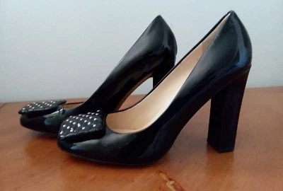 Zapatos de salón Talbots de charol negro con lazo tachonado  Foto 1 de 4