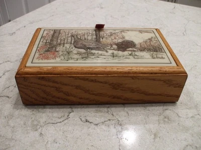 CUCHILLO PAVO BUCK 110 EDICIÓN LIMITADA, SERIE BAJA# CON CAJA SCRIMSHAW EXHIBICIÓN ROBLE Foto 1 de 4