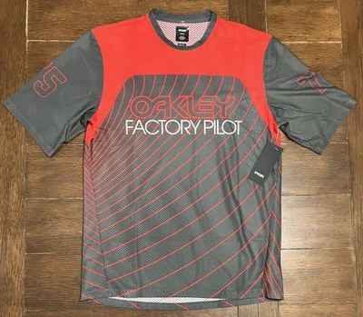 Camiseta para hombre Oakley talla M Seeker '75 SS piloto de fábrica nueva con etiquetas gris y rojo Foto 1 de 4