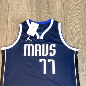 Camiseta Jordan NBA Dončič Mavs #77 Juvenil L Blanco Azul Marino y Negro NUEVA - Imagen 1 de 6