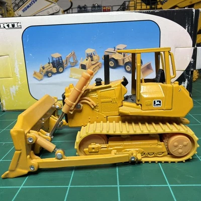 ERTL John Deere 850 Style Die-Cast Crawler/Bull Dozer 1:50 Scale - Image 1 of 4