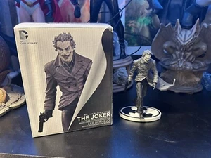 BATMAN: BLACK & WHITE Statue | LEE BERMEJO JOKER! | DC Direct - Picture 1 of 5
