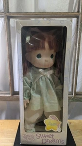 Muñeca Precious Moments Sweet Dreams Sadie con pijama de perro de peluche de 1' de alto 1999 - Imagen 1 de 10