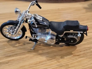 Moto Harley-Davidson Softail Deuce scala 1:18 pressofusa blu Maisto - Foto 1 di 8