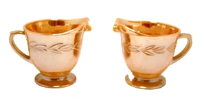 Anchor Hocking Fire King Pfirsich Glanz Lorbeerblatt Milchkännchen Paar 3" schillernd Vintage - Bild 1 von 2