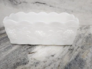 Vintage Anchor Hocking Milk Glass Fire King Loaf Dish Raised Grapes Leaves - Bild 1 von 13