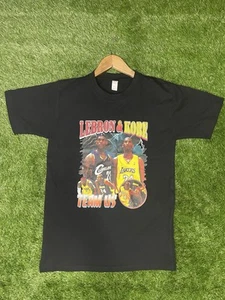 LeBron & Kobe Grafik T-Shirt Größe Small BRANDNEU SCHNELLER VERSAND - Bild 1 von 1