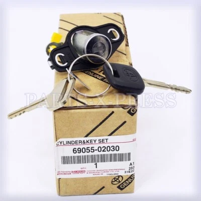 69055-02030 GENUINE TOYOTA TRUNK LID LOCK CYLINDER & KEY SET FOR MATRIX COROLLA - Image 1 of 4