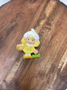 1981 Strawberry Shortcake Lemon Meringue With Flowers 2" Miniature PVC Figurine - Picture 1 of 3