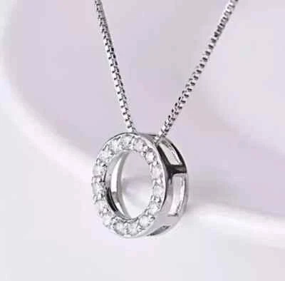 Pequeño colgante círculo de vida de diamantes creado en laboratorio de 0,5 quilates cadena de 18" enchapada en oro de 14 quilates Foto 1 de 4